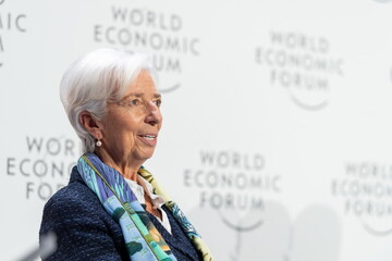 Tassi BCE e dazi Trump, Lagarde rilancia attenti inflazione. Rischio shock più frequenti