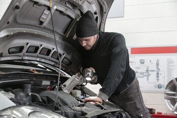 Un'azienda ha appena risolto il (costoso) problema dell'elettronica per le auto elettriche