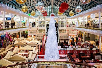 Gli italiani hanno speso 28 miliardi per il Natale 2025, ma solo 1 euro su 3 va ai regali