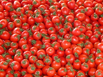 Questi pomodori sono i più ricchi di pesticidi che possiamo trovare al supermercato. Ecco da dove vengono