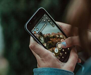 L'UE fissa un'età minima per utilizzare i social network. Cosa cambia per i giovani?